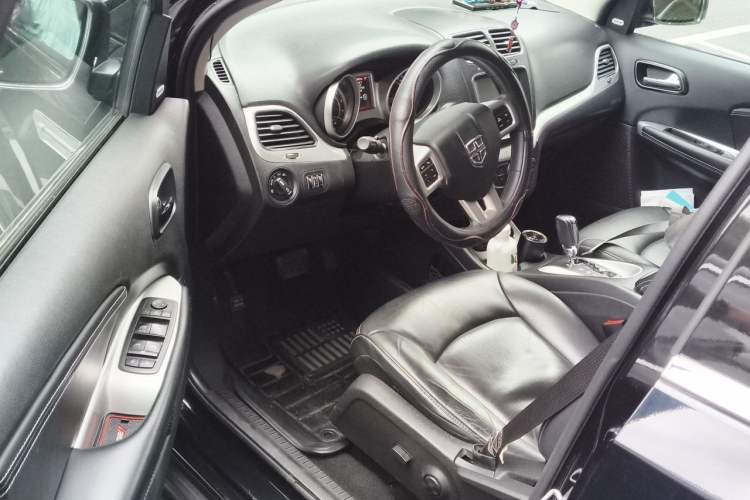 Used Dodge Journey 2013 2.4L Two-Wheel Drive Luxury Version Driver Seat