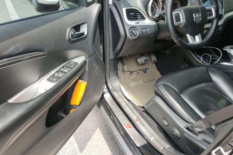 Used Dodge Journey 2013 2.4L Two-Wheel Drive Luxury Version Driver Seat