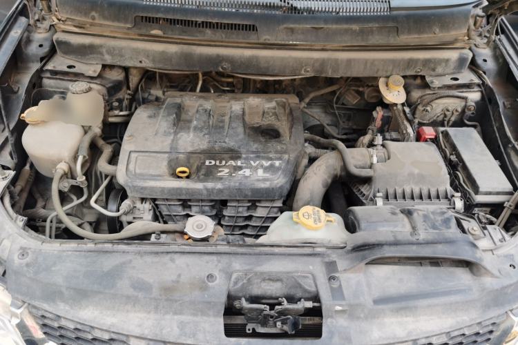 Used Dodge Journey 2013 2.4L Two-Wheel Drive Luxury Version Engine Bay