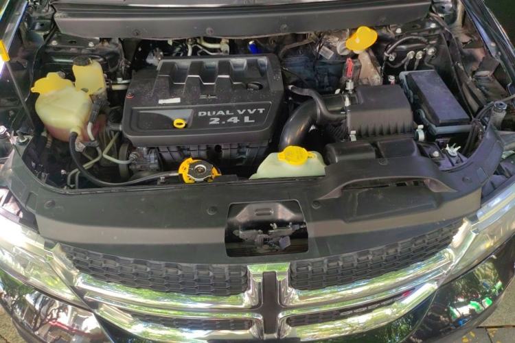 Used Dodge Journey 2013 2.4L Two-Wheel Drive Luxury Version Engine Bay