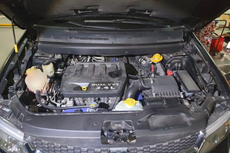 Used Dodge Journey 2013 2.4L Two-Wheel Drive Luxury Version Engine Bay