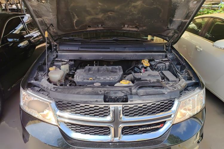 Used Dodge Journey 2013 2.4L Two-Wheel Drive Luxury Version Engine Bay
