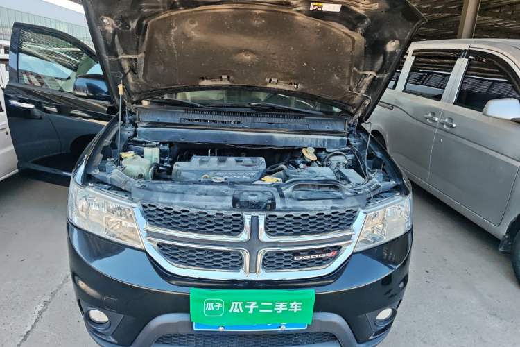 Used Dodge Journey 2013 2.4L Two-Wheel Drive Luxury Version Engine Bay