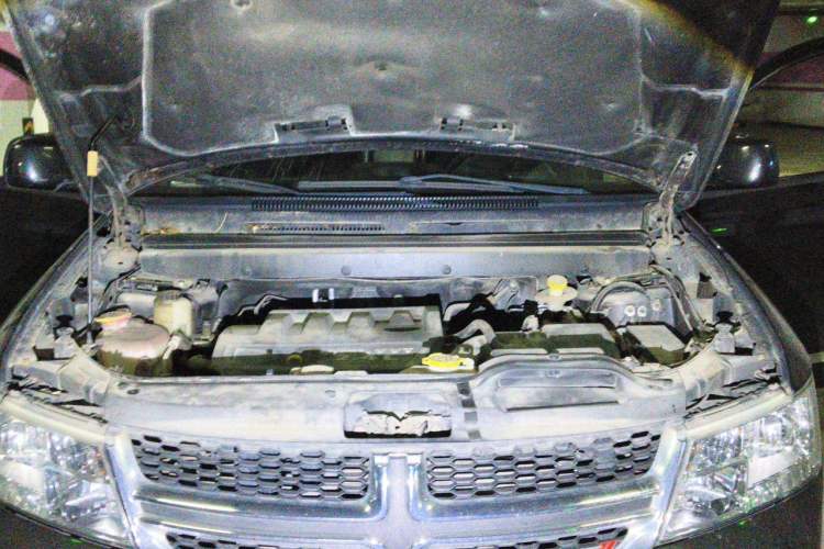 Used Dodge Journey 2013 2.4L Two-Wheel Drive Luxury Version Engine Bay