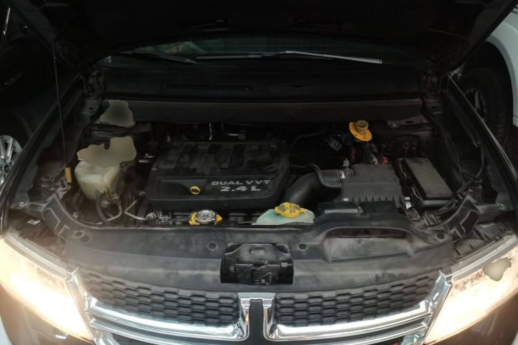 Used Dodge Journey 2013 2.4L Two-Wheel Drive Luxury Version Engine Bay