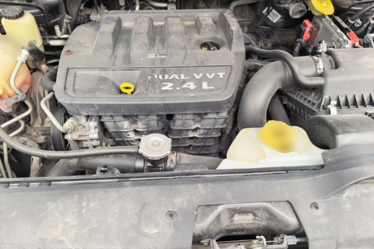 Used Dodge Journey 2013 2.4L Two-Wheel Drive Luxury Version Engine Bay