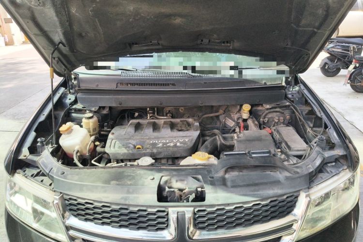 Used Dodge Journey 2013 2.4L Two-Wheel Drive Luxury Version Engine Bay