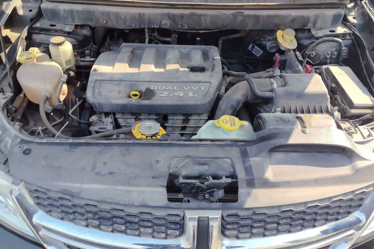 Used Dodge Journey 2013 2.4L Two-Wheel Drive Luxury Version Engine Bay