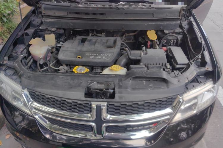 Used Dodge Journey 2013 2.4L Two-Wheel Drive Luxury Version Engine Bay