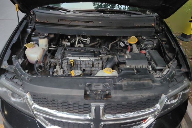 Used Dodge Journey 2013 2.4L Two-Wheel Drive Luxury Version Engine Bay