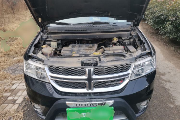 Used Dodge Journey 2013 2.4L Two-Wheel Drive Luxury Version Engine Bay