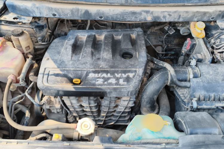 Used Dodge Journey 2013 2.4L Two-Wheel Drive Luxury Version Engine Bay