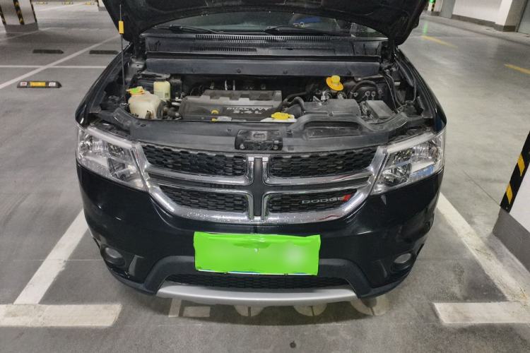 Used Dodge Journey 2013 2.4L Two-Wheel Drive Luxury Version Engine Bay