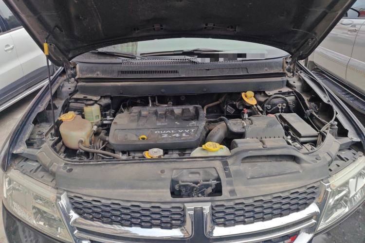 Used Dodge Journey 2013 2.4L Two-Wheel Drive Luxury Version Engine Bay