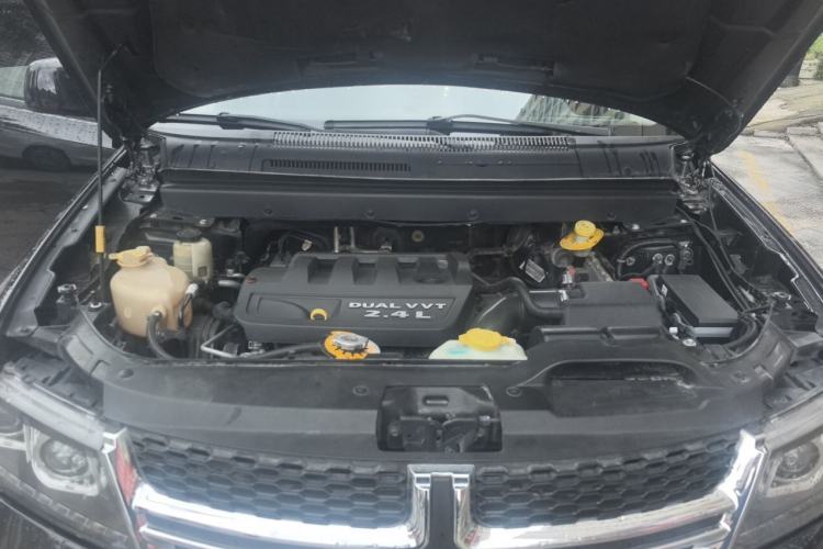 Used Dodge Journey 2013 2.4L Two-Wheel Drive Luxury Version Engine Bay