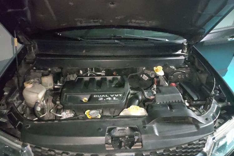 Used Dodge Journey 2013 2.4L Two-Wheel Drive Luxury Version Engine Bay