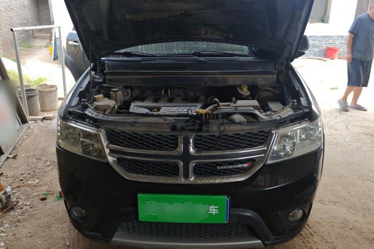 Used Dodge Journey 2013 2.4L Two-Wheel Drive Luxury Version Engine Bay