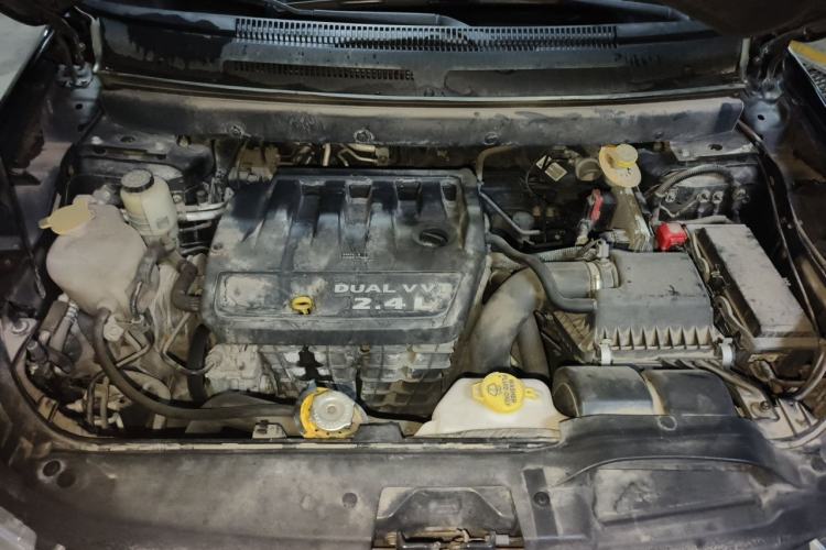 Used Dodge Journey 2013 2.4L Two-Wheel Drive Luxury Version Engine Bay