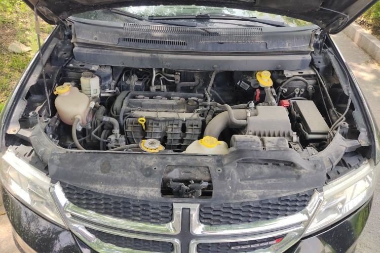 Used Dodge Journey 2013 2.4L Two-Wheel Drive Luxury Version Engine Bay
