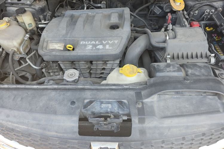 Used Dodge Journey 2013 2.4L Two-Wheel Drive Luxury Version Engine Bay