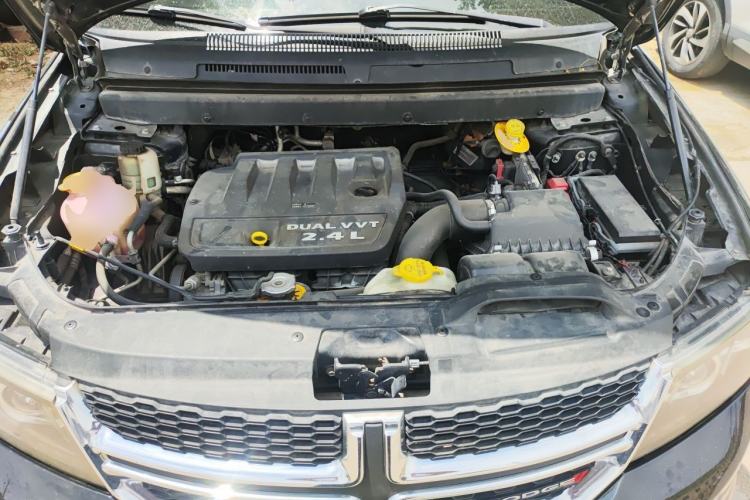 Used Dodge Journey 2013 2.4L Two-Wheel Drive Luxury Version Engine Bay