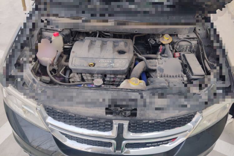 Used Dodge Journey 2013 2.4L Two-Wheel Drive Luxury Version Engine Bay