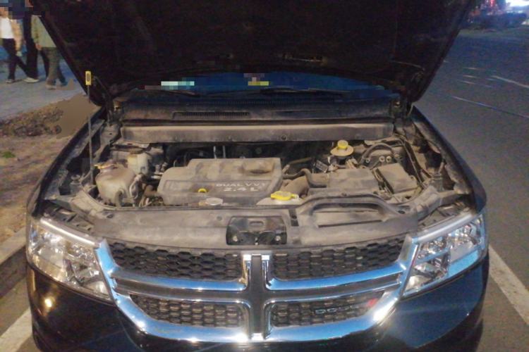 Used Dodge Journey 2013 2.4L Two-Wheel Drive Luxury Version Engine Bay