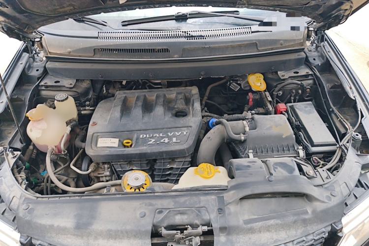 Used Dodge Journey 2013 2.4L Two-Wheel Drive Luxury Version Engine Bay