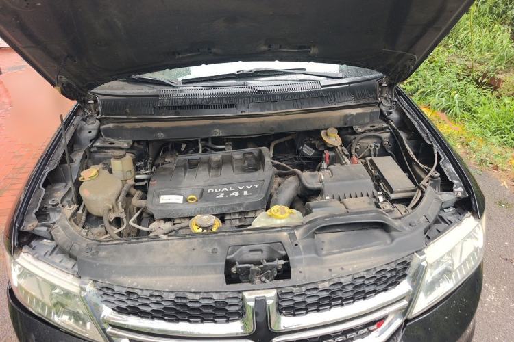 Used Dodge Journey 2013 2.4L Two-Wheel Drive Luxury Version Engine Bay