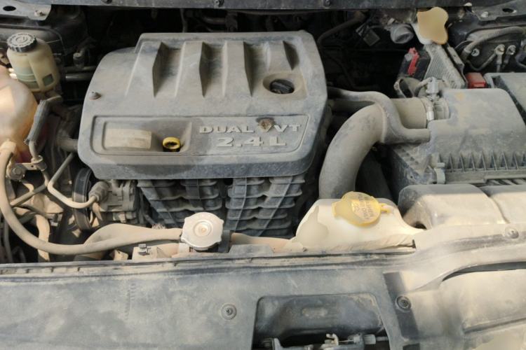 Used Dodge Journey 2013 2.4L Two-Wheel Drive Luxury Version Engine Bay
