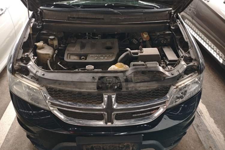 Used Dodge Journey 2013 2.4L Two-Wheel Drive Luxury Version Engine Bay
