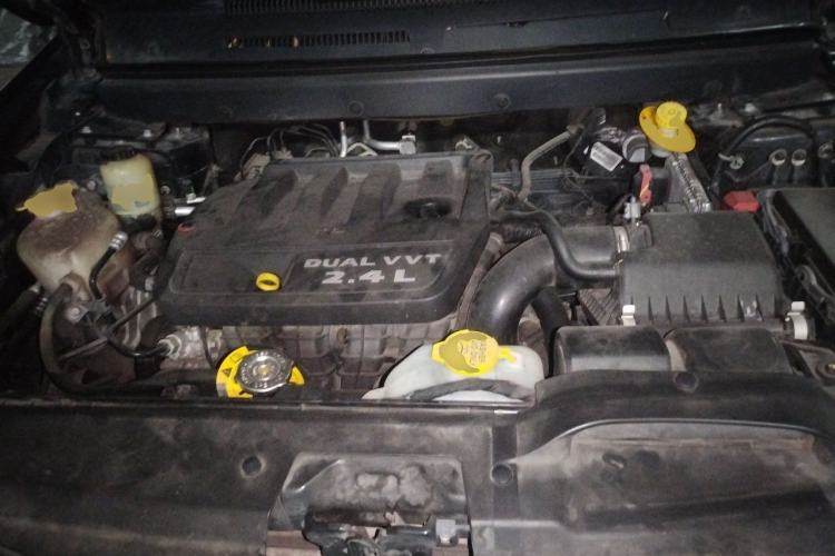 Used Dodge Journey 2013 2.4L Two-Wheel Drive Luxury Version Engine Bay
