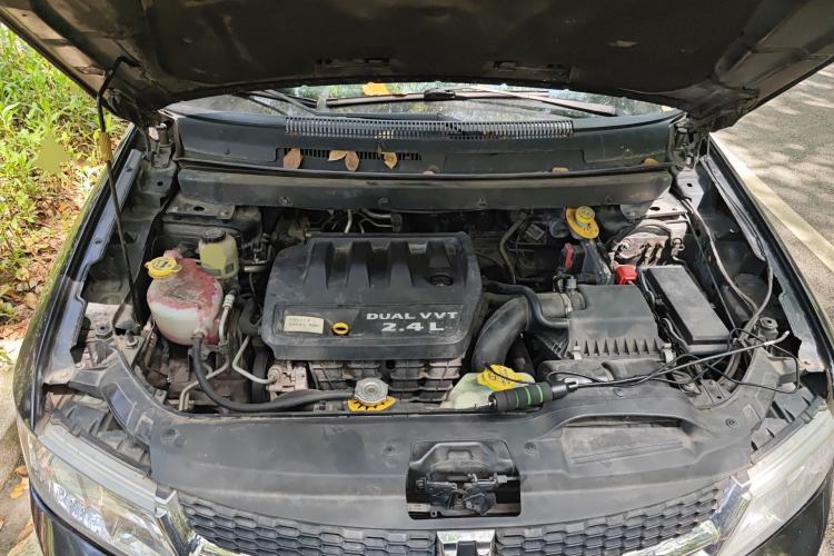 Used Dodge Journey 2013 2.4L Two-Wheel Drive Luxury Version Engine Bay