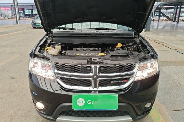 Used Dodge Journey 2013 2.4L Two-Wheel Drive Luxury Version Engine Bay