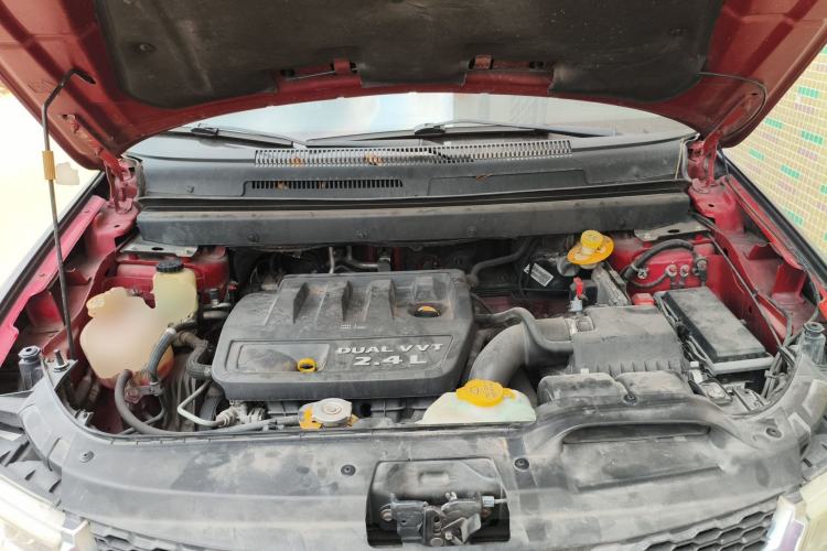 Used Dodge Journey 2013 2.4L Two-Wheel Drive Luxury Version Engine Bay