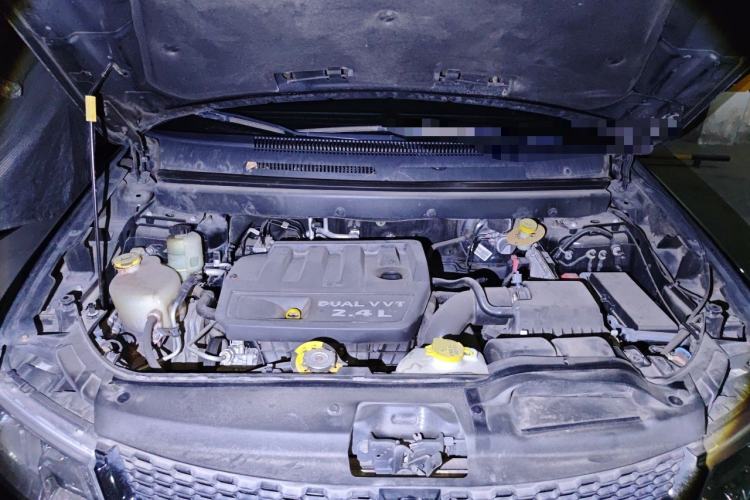 Used Dodge Journey 2013 2.4L Two-Wheel Drive Luxury Version Engine Bay