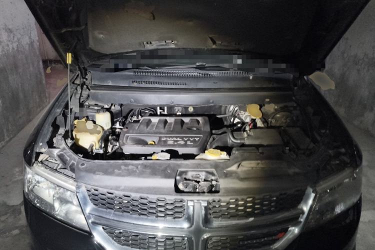 Used Dodge Journey 2013 2.4L Two-Wheel Drive Luxury Version Engine Bay