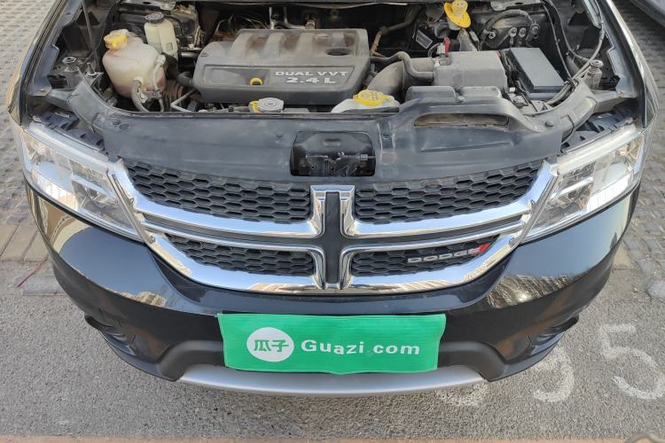 Used Dodge Journey 2013 2.4L Two-Wheel Drive Luxury Version Engine Bay