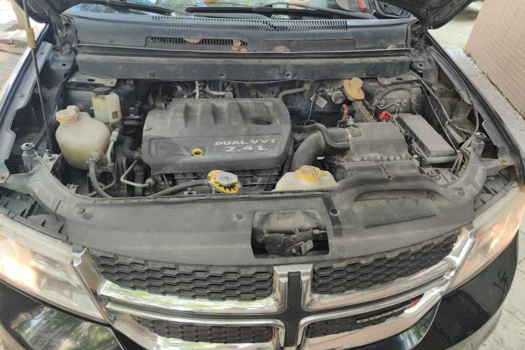 Used Dodge Journey 2013 2.4L Two-Wheel Drive Luxury Version Engine Bay