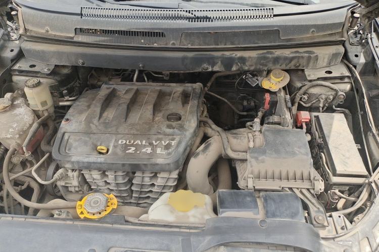 Used Dodge Journey 2013 2.4L Two-Wheel Drive Luxury Version Engine Bay
