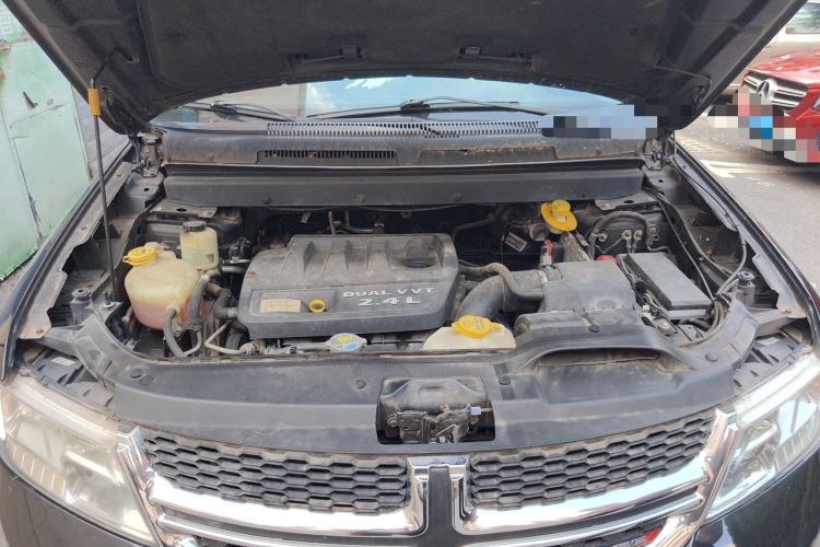 Used Dodge Journey 2013 2.4L Two-Wheel Drive Luxury Version Engine Bay