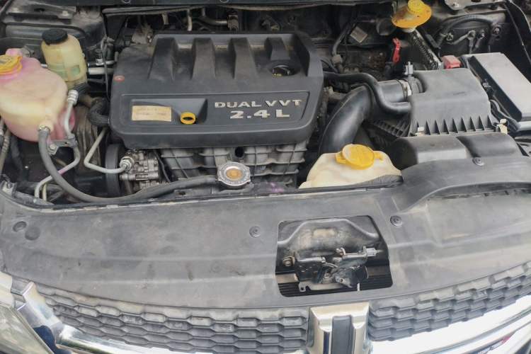 Used Dodge Journey 2013 2.4L Two-Wheel Drive Luxury Version Engine Bay