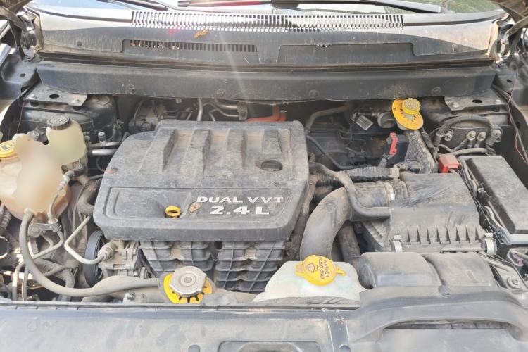Used Dodge Journey 2013 2.4L Two-Wheel Drive Luxury Version Engine Bay