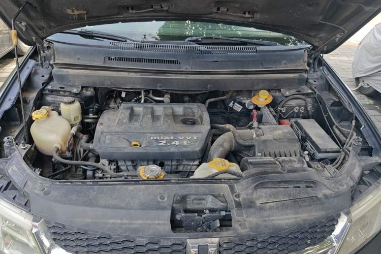 Used Dodge Journey 2013 2.4L Two-Wheel Drive Luxury Version Engine Bay
