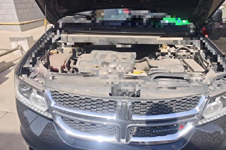 Used Dodge Journey 2013 2.4L Two-Wheel Drive Luxury Version Engine Bay