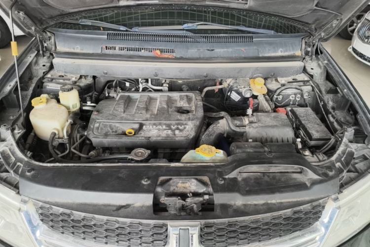 Used Dodge Journey 2013 2.4L Two-Wheel Drive Luxury Version Engine Bay