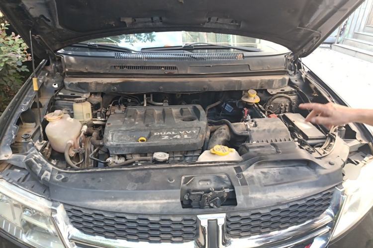 Used Dodge Journey 2013 2.4L Two-Wheel Drive Luxury Version Engine Bay