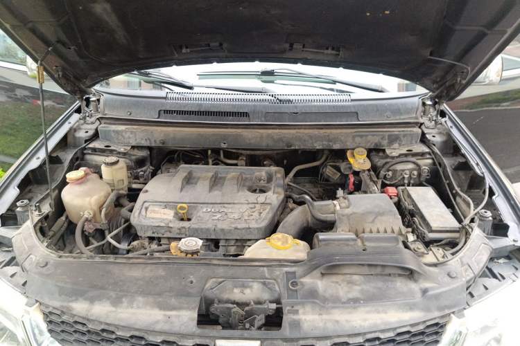 Used Dodge Journey 2013 2.4L Two-Wheel Drive Luxury Version Engine Bay