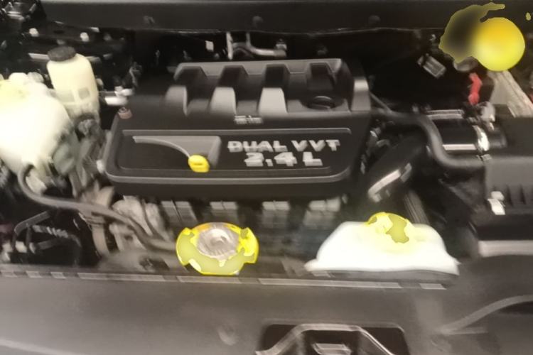 Used Dodge Journey 2013 2.4L Two-Wheel Drive Luxury Version Engine Bay