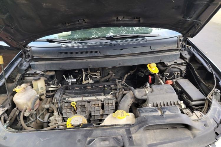 Used Dodge Journey 2013 2.4L Two-Wheel Drive Luxury Version Engine Bay